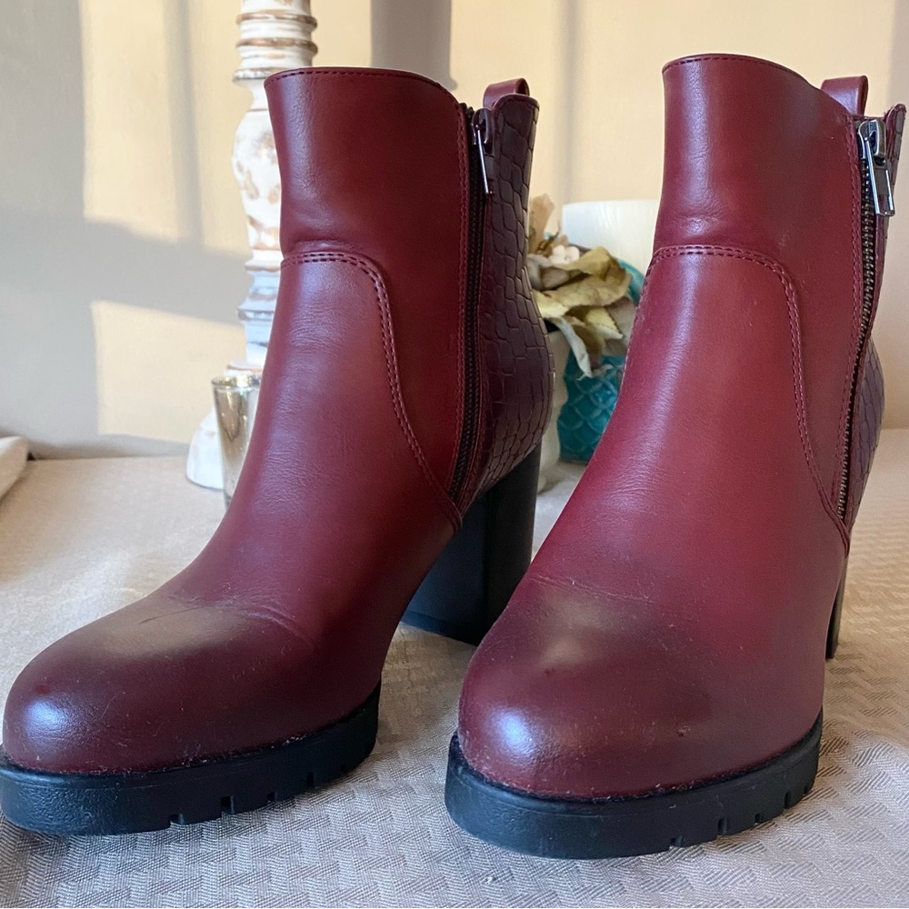 Women’s Faux Leather Zip Up Heeled Ankle Boots size 7 in Burgundy